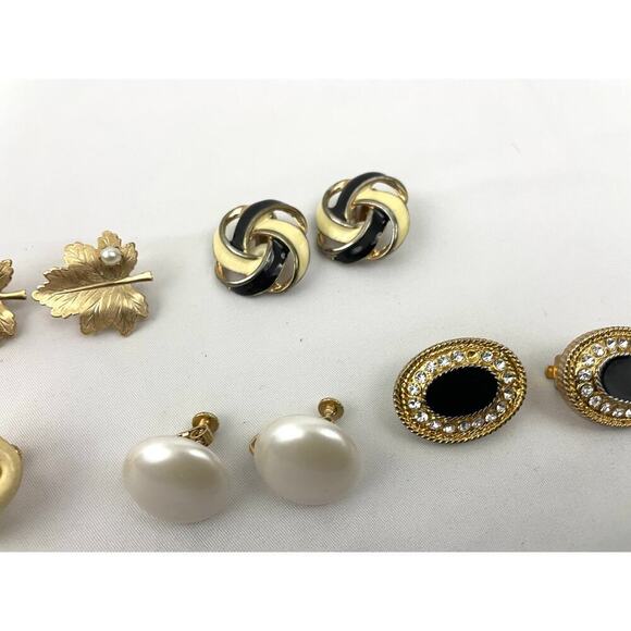 VTG Lot of 12 Assorted Gold Toned Clip-on Earrings Signed Trifari SaraCov Napier - Picture 7 of 16